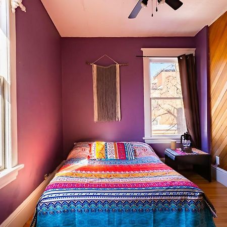 Auberge C'Mon Inn Hostel Монктон Экстерьер фото