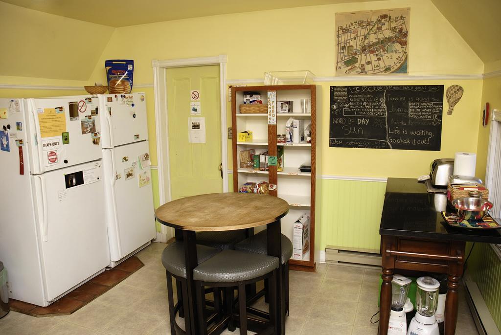 Auberge C'Mon Inn Hostel Монктон Номер фото
