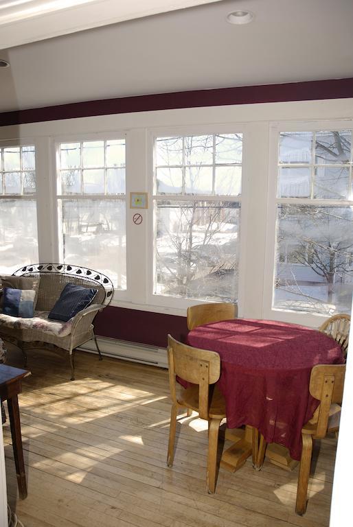 Auberge C'Mon Inn Hostel Монктон Номер фото