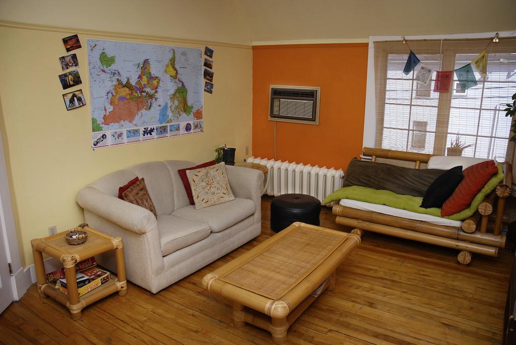 Auberge C'Mon Inn Hostel Монктон Экстерьер фото