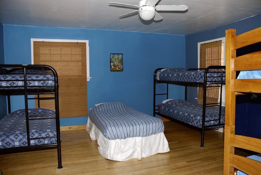 Auberge C'Mon Inn Hostel Монктон Номер фото