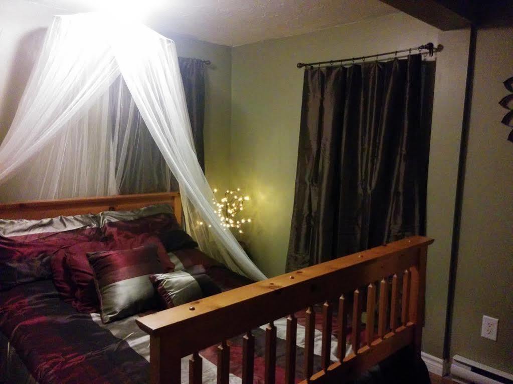 Auberge C'Mon Inn Hostel Монктон Экстерьер фото