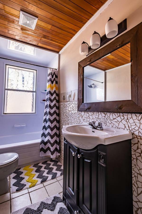 Auberge C'Mon Inn Hostel Монктон Экстерьер фото