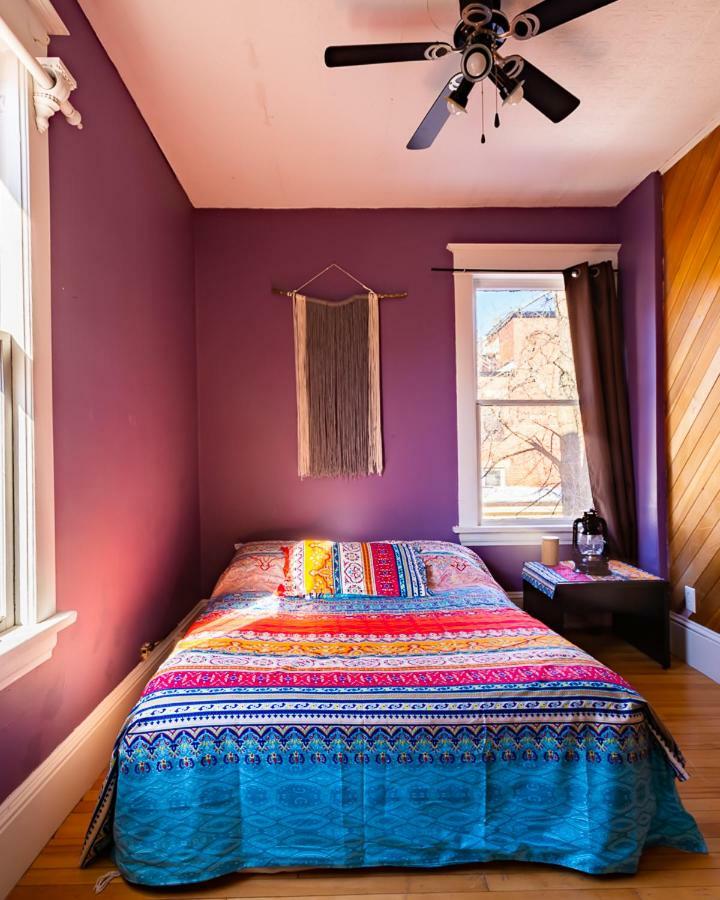 Auberge C'Mon Inn Hostel Монктон Экстерьер фото